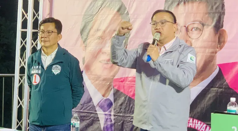 ▲王義川指賴老家市值才70幾萬元,侯友宜文大宿舍收租一個月可以買3間。(圖/記者顏幸如攝,2023.12.27)