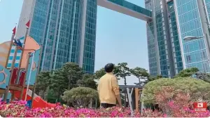 ▲南韓YouTuber「Mark」曾拍片走訪李善均豪宅社區，並表示IU、劉仁娜、Zico和Crush也住在該棟大樓裡。（圖／翻攝Mark World TV YouTubbe）