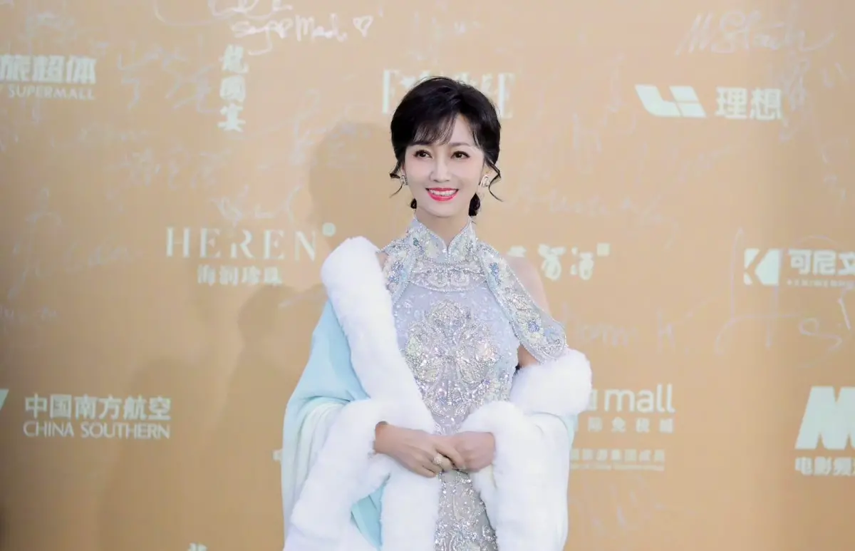 ▲69歲「最美白娘子」趙雅芝身穿旗袍，少女體態不科學。（圖／翻攝趙雅芝微博）