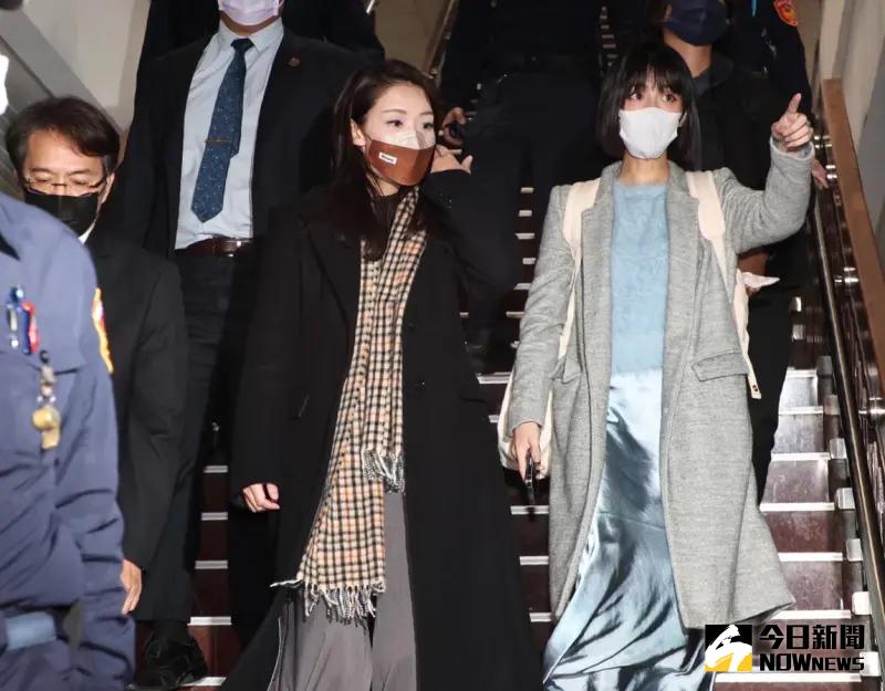 ▲新竹市長高虹安與新竹市府發言人徐千晴至法院開庭(圖/記者陳明中攝,2023.12.27)