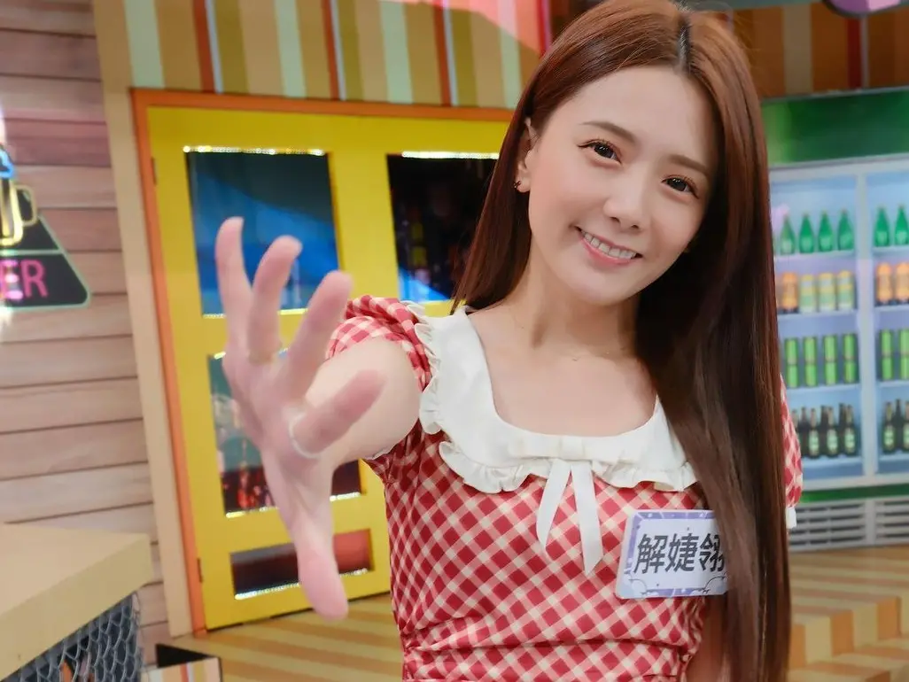 ▲「宅男女神」解婕翎近期上節目分享買房經驗，20歲將230萬存款AII in買千萬房，結果身上剩不到10萬元，窮得只剩下房，連床都沒有。（圖／解婕翎IG@dollshin）