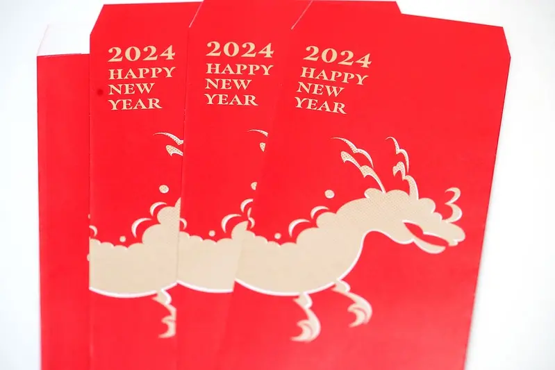 ▲總統府龍年紅包袋由設計師顏妘珊設計,呈現金龍昂首闊步的姿態,傳遞出祝福和進步向前的意象。(圖/總統府提供)