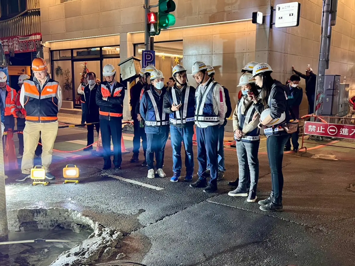 ▲桃園區中正路同德二街口一處約直徑80公分的坑洞，市長張善政昨晚到現場了解狀況。（圖／桃園市政府提供）