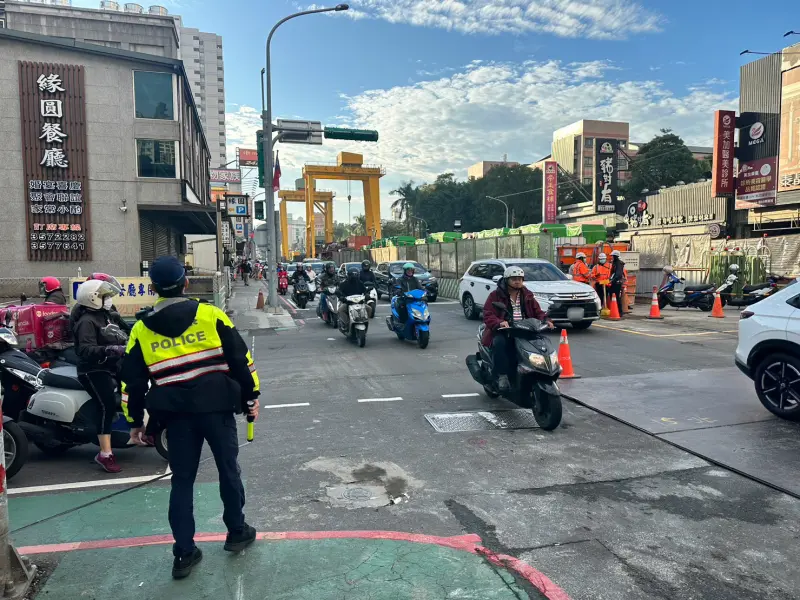 ▲市府緊急進行灌漿填補坑洞，中正路也順利在今天早上6點開放通車。（圖／桃園市政府提供）