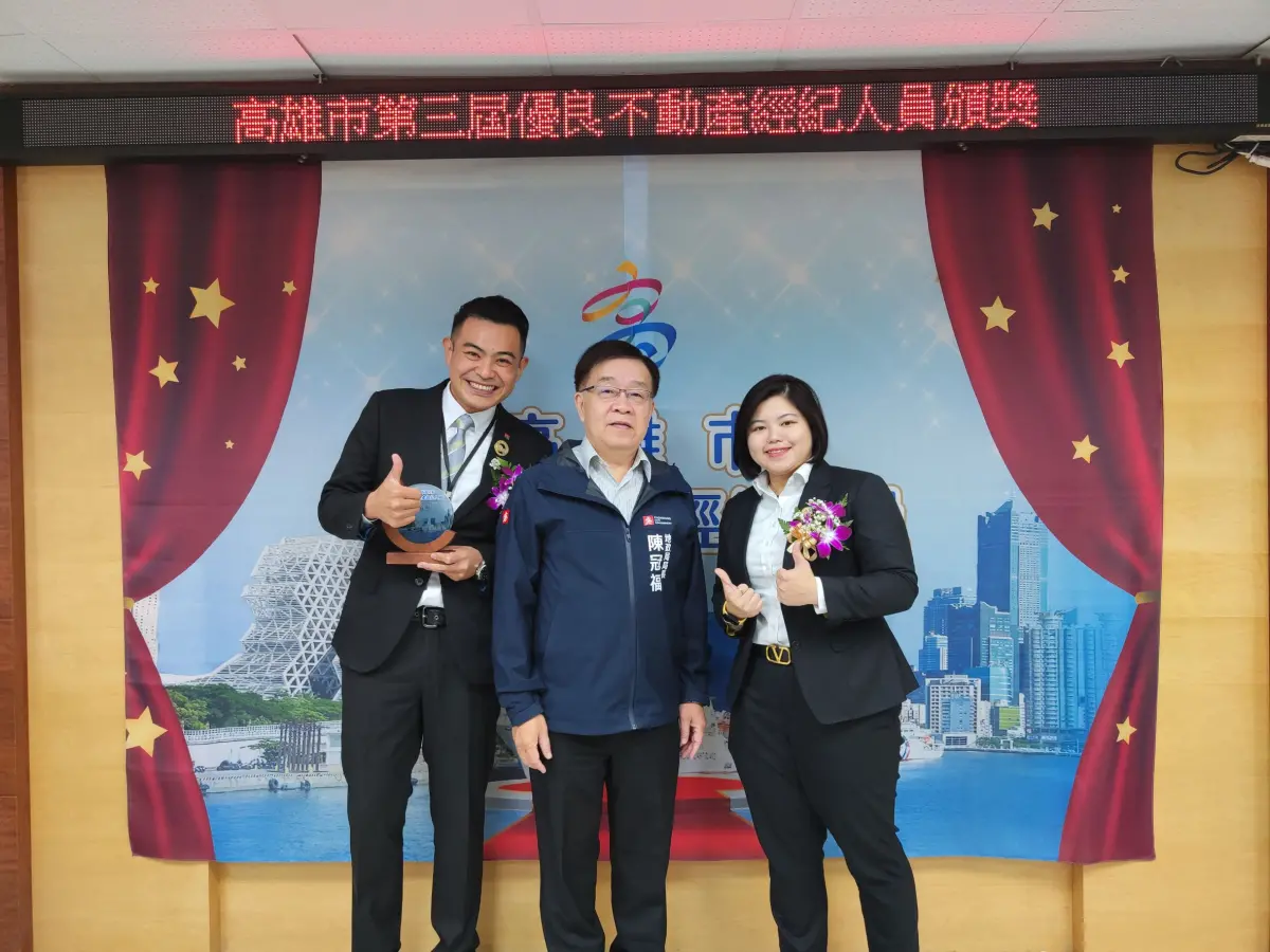 ▲高雄市地政局26日表揚今年度優良不動產經紀人員，信義房屋河堤店店長何柏勲（左一）、光華一心店專案經理丁奕薰（右一）雙雙獲殊榮。（圖／資料照片）