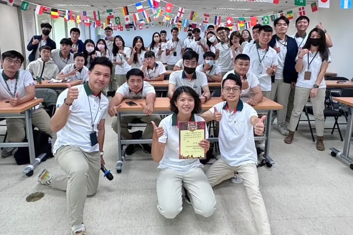 ▲信義房屋十二期福星店主任張郁琪（前排中）在30歲之際，選擇轉職信義房屋，也屢次與同事分享經驗談。（圖／資料照片）