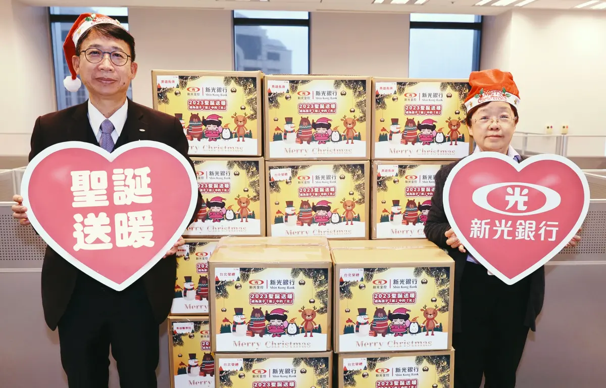 ▲新光銀行黃國書副總(左)、通路營運部李孜馨協理(右)代表將愛心禮物捐贈。（圖／品牌提供）