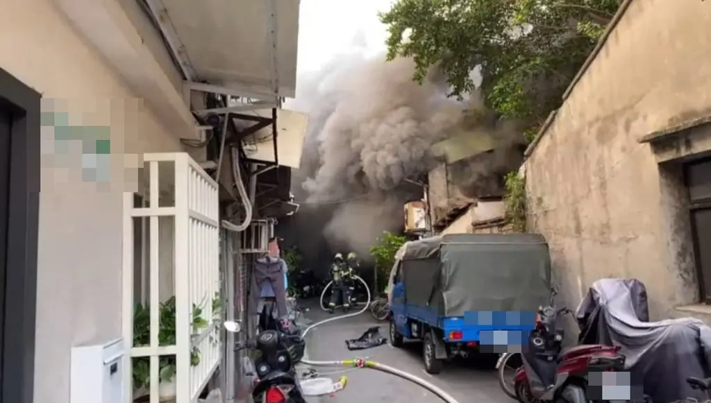 ▲台北市大同區伊寧街巷內一棟民宅傳出火警，53歲男子受困2樓後側陽台。（圖／翻攝畫面）