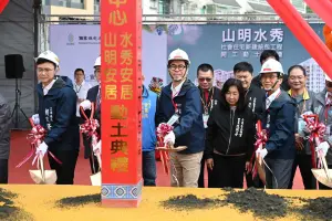 ▲高雄市小港區「山明安居」、「水秀安居」社會住宅今天舉行動土典禮，包括市長陳其邁、立委賴瑞隆、內政部、民意代表及建築師等與會貴賓共同祈福動土。（圖／高市府提供）