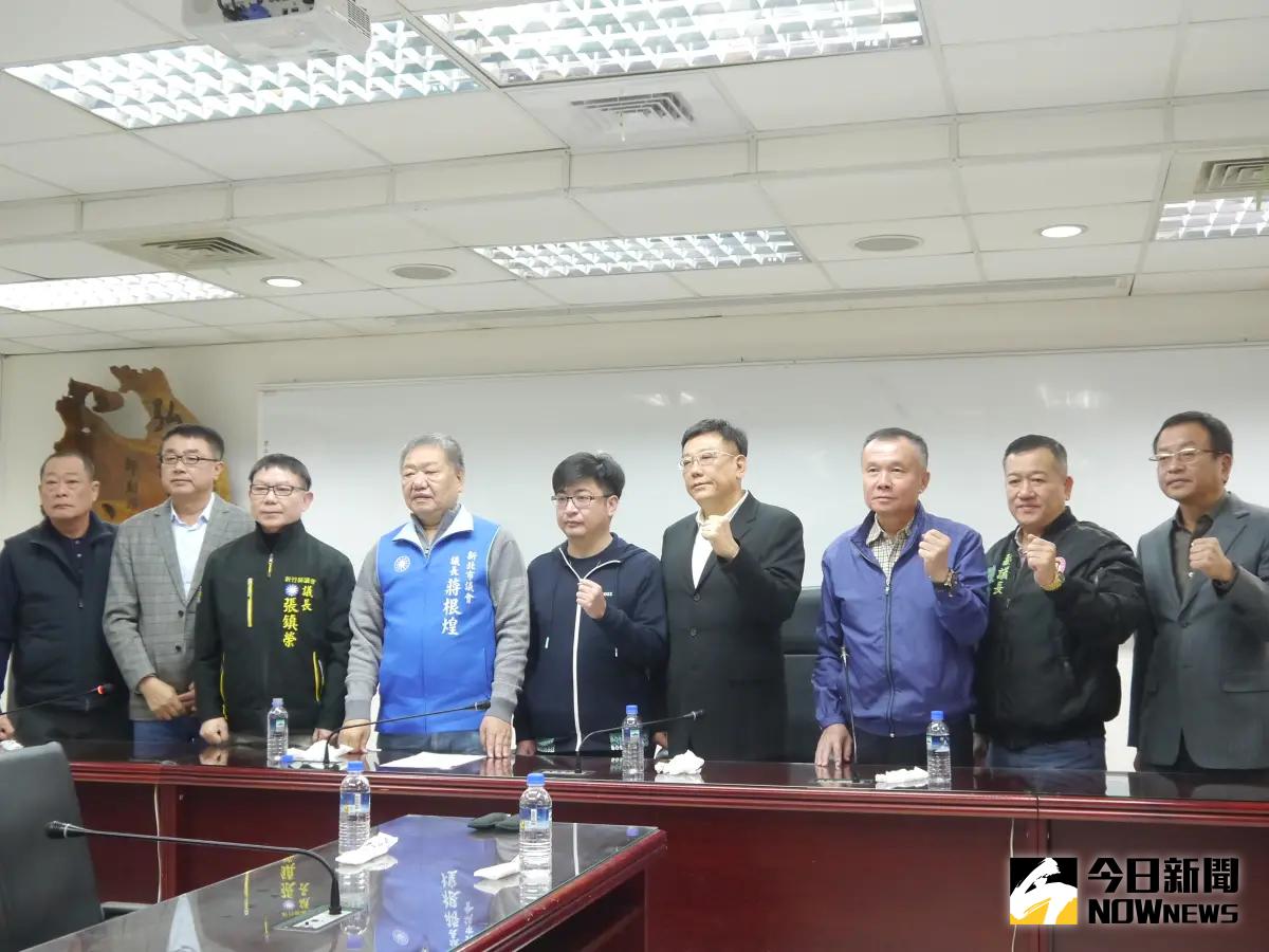 ▲全台9位議長、副議長於新北市議會召開記者會聲援涉郭台銘總統連署案遭收押禁見的屏東縣議長周典論。（圖 ／記者吳嘉億攝，2023.12.27）