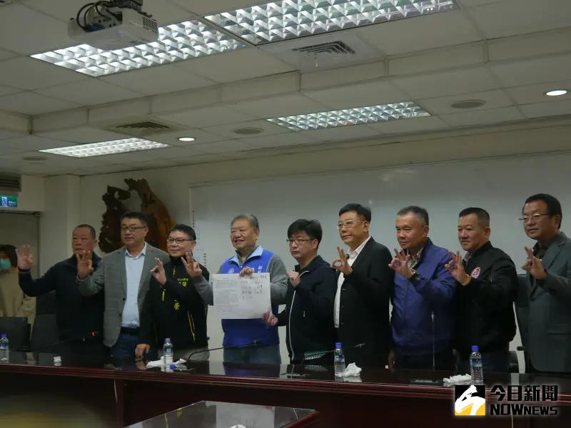 ▲全台9位議長、副議長聲援涉郭台銘總統連署案遭收押禁見的屏東縣議長周典論，並簽下聯合聲明書及高喊政黨輪替救台灣。（圖 ／記者吳嘉億攝，2023.12.27）