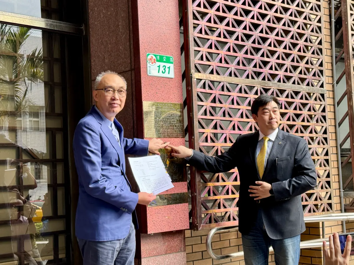 ▲侯辦副執行長謝政達下午在律師葉慶元陪同下到北檢對綠營人士惡意抹黑按鈴申告。（圖／侯辦提供）