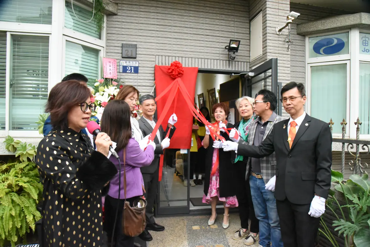 ▲熱愛生命基金會獲選藝術亮點，今天舉行開幕茶會， 展現AR畫作導覽新體驗。（圖／基金會提供）