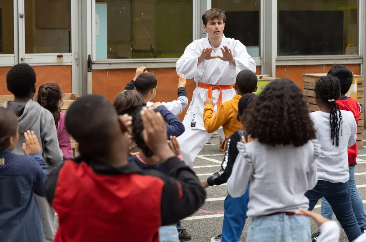 ▲坎城影展《廢校大作戰》，導演以輕快調性，描繪傳統小學面對設備新穎學校的挑戰，決定改以「綠色教學」作為學習目標，引發觀念衝突的趣味。（圖／新北市文化局提供）