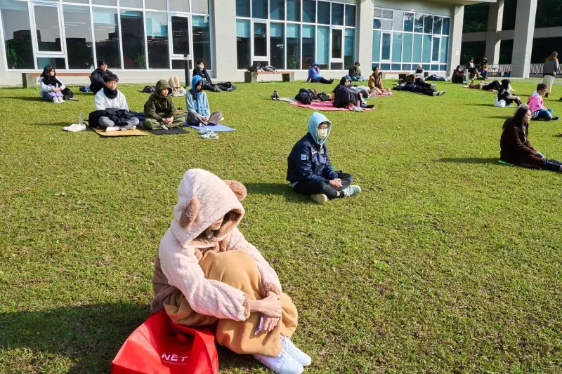 ▲政大生日前舉辦第一屆「發呆比賽」，逾70人躺草皮，挑戰放空1小時。（圖／政大提供）