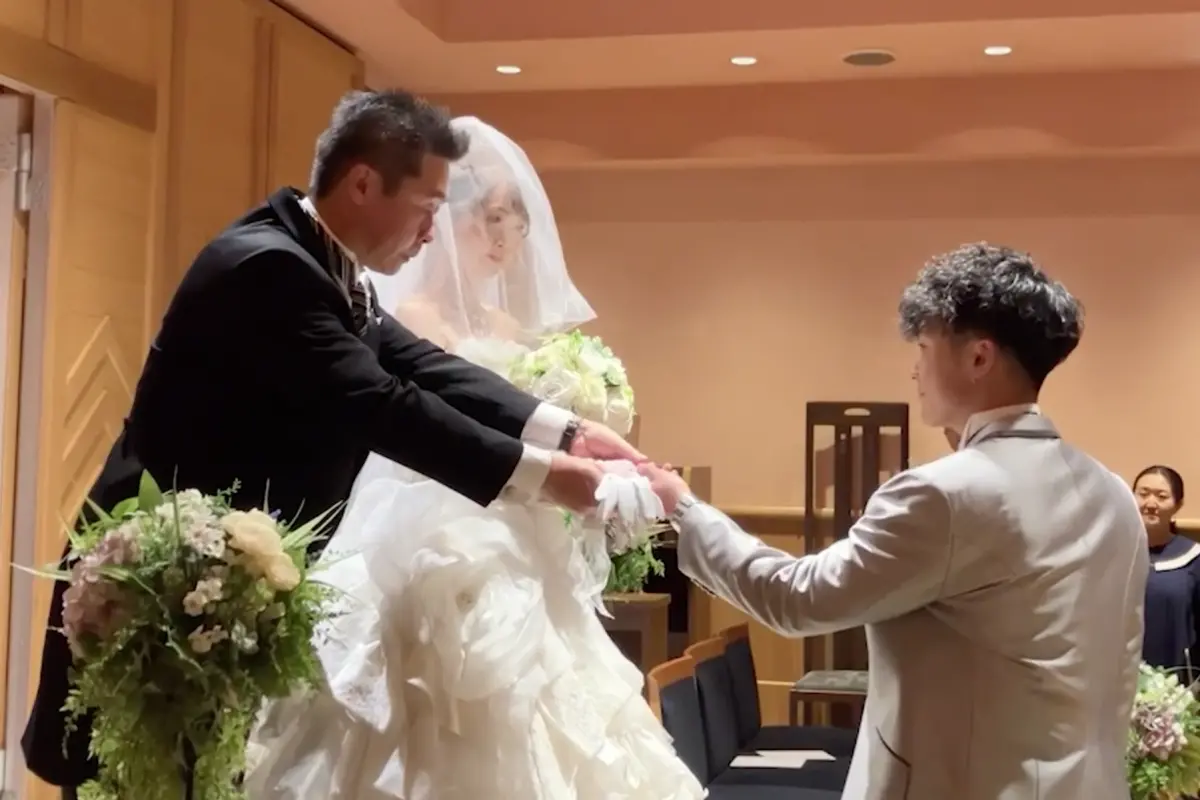 ▲日本帶廣市一對新婚的年輕夫妻，夫妻倆在25年前就已「同框」，同時被刊登在報紙《我的寶貝》專欄上，之後更因此開啟一連串因緣巧合，感情故事十分浪漫。（圖／翻攝自《十勝每日新聞》影片截圖）