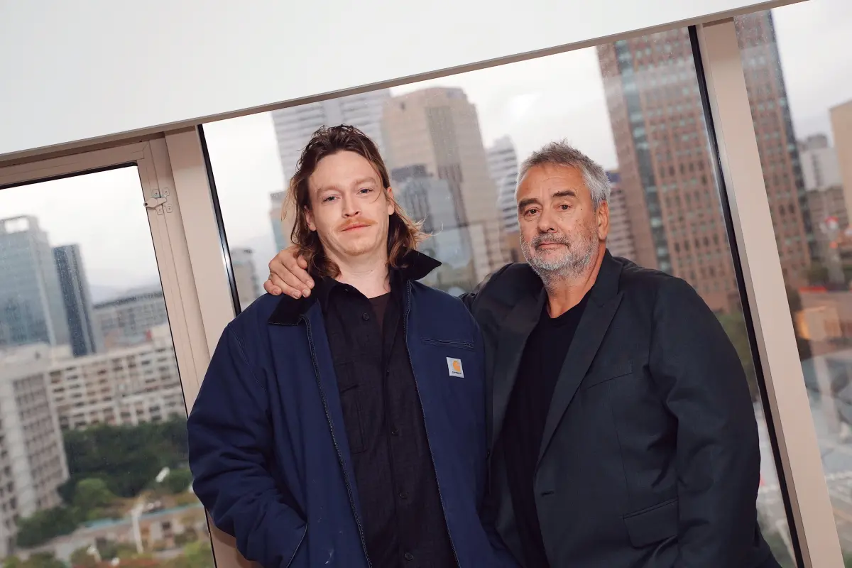 ▲坎城影帝卡賴伯蘭李瓊斯（左）在《人犬》中不畏腿殘，站唱3分鐘逼哭《露西》名導盧貝松。（圖／傳影互動）