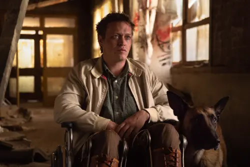 ▲卡賴伯蘭李瓊斯在盧貝松新片《人犬》中，幾乎全程坐在輪椅上演出。（圖／傳影互動）
