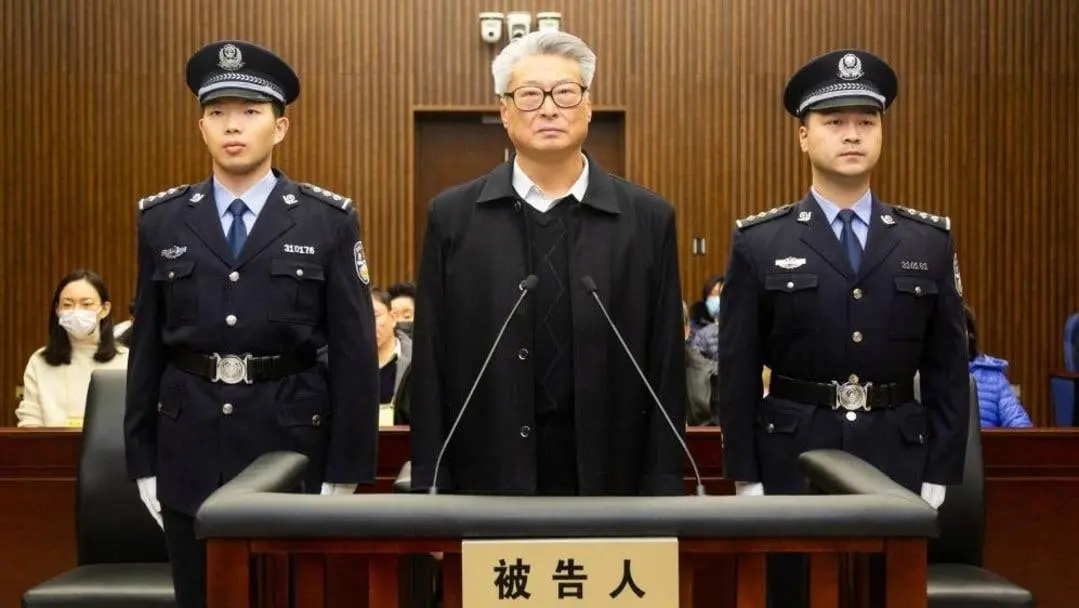▲中國船舶重工集團前董事長胡問鳴今天在上海第一中級法院被依受賄、國有公司人員濫用職權罪，一審判處有期徒刑13年。他被控在當官20年期間受賄人民幣5986萬餘元（約新台幣2.6億元）（圖／翻攝自微博）