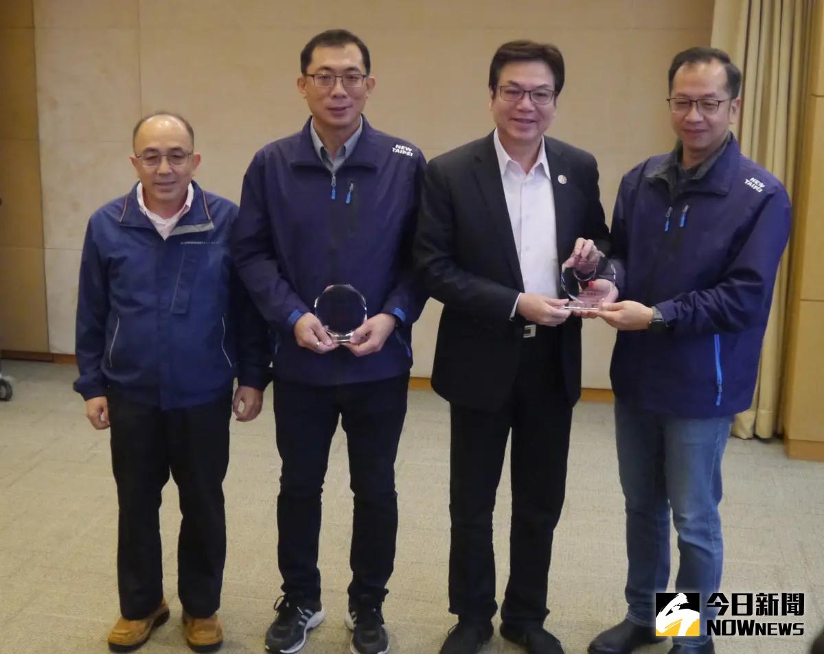 ▲新北市政府水利局以瓦磘溝及藤寮坑溝環境改善工程與美化獲獎，獻獎給新北市副市長劉和然(右2)。（圖 ／記者吳嘉億攝，2023.12.27）