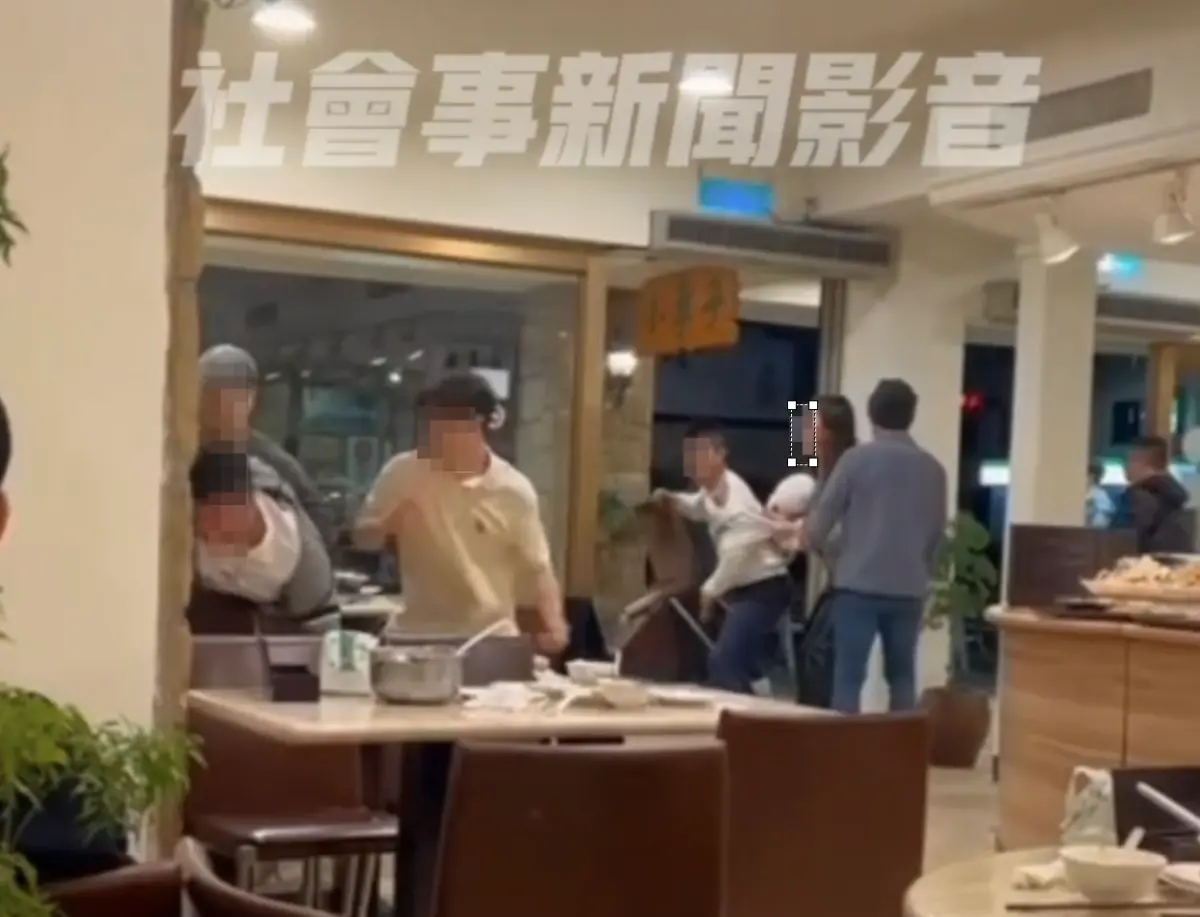 ▲一間知名清粥小菜店內，兩名醉酒的台籍男子由於不慎打翻碗盤，波及在旁用餐3名美籍男留學生，雙方人馬爆發口角後上演全武行。（圖／翻攝社會事影音）