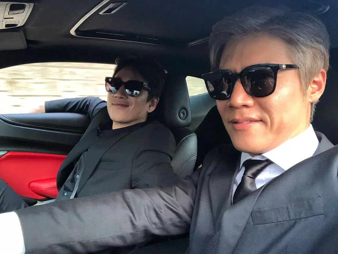 ▲《我的大叔》朴浩山（右）哀悼李善均，「你該有多痛苦？」悲喊：「安心睡吧」。（圖／朴浩山IG）