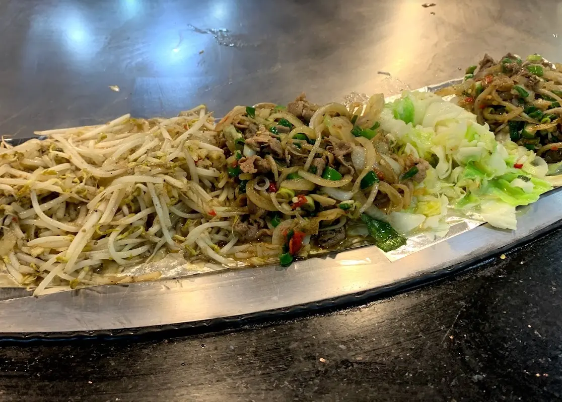 ▲鐵板燒因為現點現炒的特性，食客只要點一個特定的主餐，就會有熱騰騰的配菜可以一起享用。（圖/Google評論）