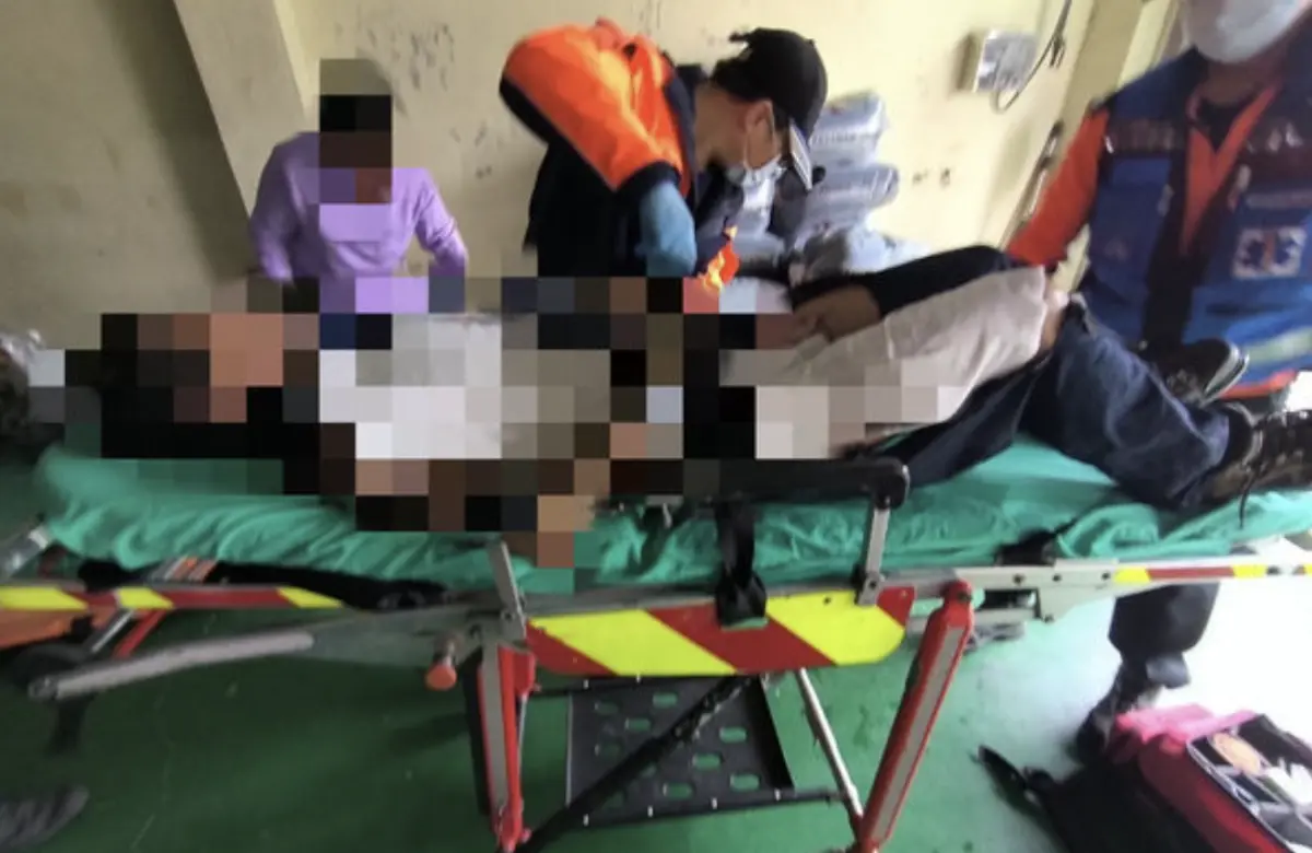 ▲今（28）日上午，高雄仁德區文華路上一處電塔正在施工，豈料卻突然觸電失火，蘇姓台電人員（41歲）疑似施工不慎遭觸電，消防局獲報後立即趕赴現場搶救，蘇男除遭到電擊外，燒燙傷面積達80％以上（圖／翻攝畫面）