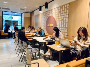 ▲麥當勞台北民生餐廳打造全新經典食材風2.0升級版店型，以經典食材元素延續普普藝術及童趣的風格。（圖／記者蕭涵云攝）