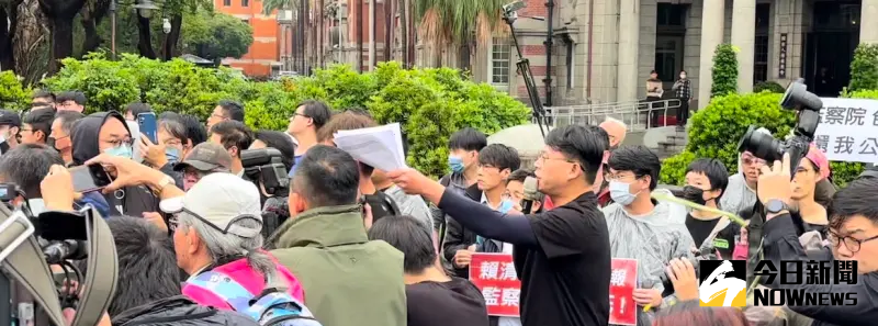 ▲黃國昌赴監察院抗議，記者會中途有不滿黃國昌的基進黨立委候選人闖入，將數朵太陽花甩到黃國昌與一旁攝影記者臉上，怒轟他「背叛太陽花運動」，記者趕緊閃躲。（圖／記者呂炯昌攝，2023.12.28）