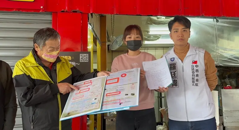 ▲羅廷瑋和姊姊、房東一起批評對手烏龍爆料。(圖/羅廷瑋競總提供,2023.12.28)