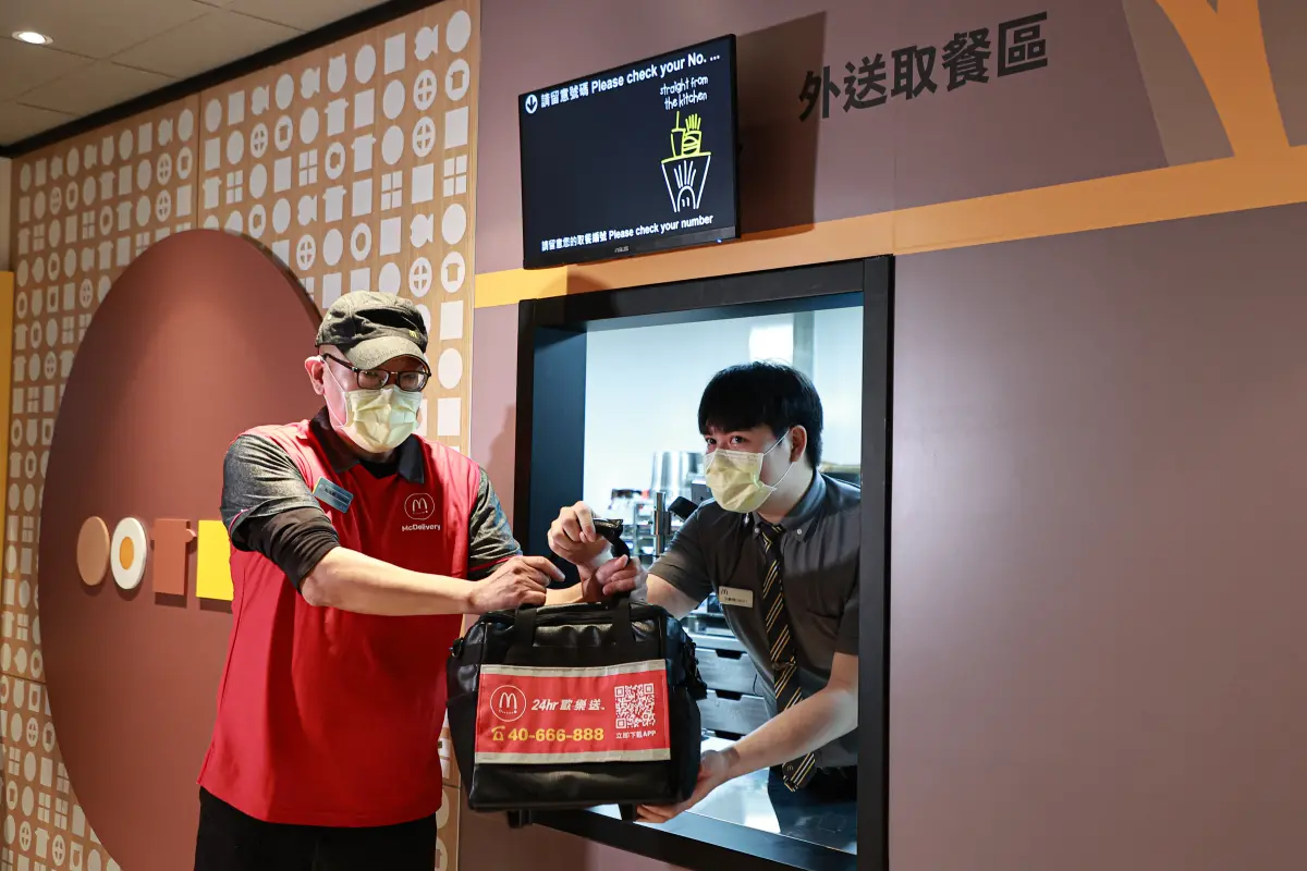 ▲鳳凰颱風（FUNG-WONG）來襲！今部分縣市災防假停班停課。麥當勞有開嗎？必勝客、肯德基、達美樂7家速食餐廳「暫停外送」營業時間異動。（圖／記者葉政勳攝）