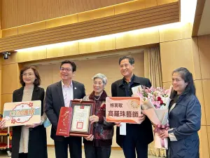 新北市政府於27日由劉和然副市長親自頒授「文化資產證書」予今年度新登錄2位口述傳統藝師－陳好夫及高羅珠。