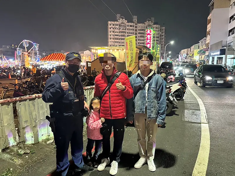 ▲菲籍旅客與員警在武聖夜市合影（圖／台南市政府警察局第五分局提供）