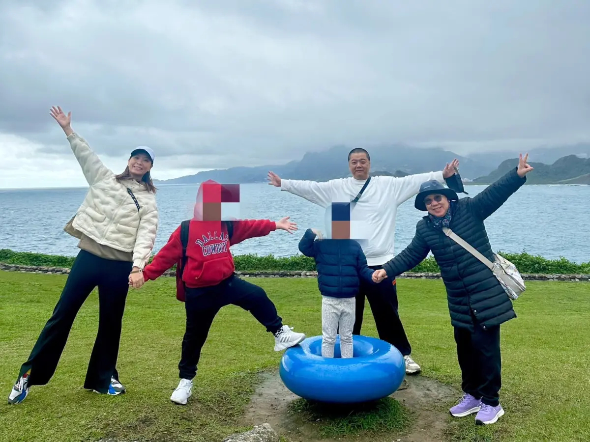 ▲林子聰（右二）在龍山寺祈願後得子，對台灣有份感情。（圖／艾迪昇傳播提供）