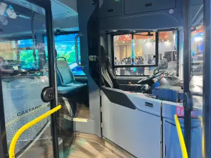 ▲和泰氫能巴士CAETANO駕駛艙公開。（圖／讀者提供）