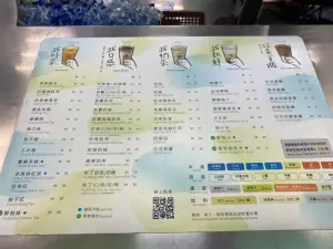 ▲50嵐北區目前手搖飲料價目表。（圖／記者蕭涵云攝）