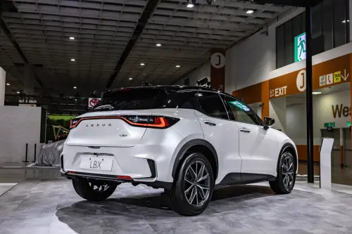 ▲Lexus最便宜小休旅、全新LBX今(28)在台北車展中亮相,Lexus公開5款車型預接單價,最低133萬元起。(圖/翻攝Lexus臉書) ▲Lexus最便宜小休旅、全新LBX今(28)在台北車展中亮相,Lexus公開5款車型預接單價,最低133萬元起。(圖/翻攝Lexus臉書)