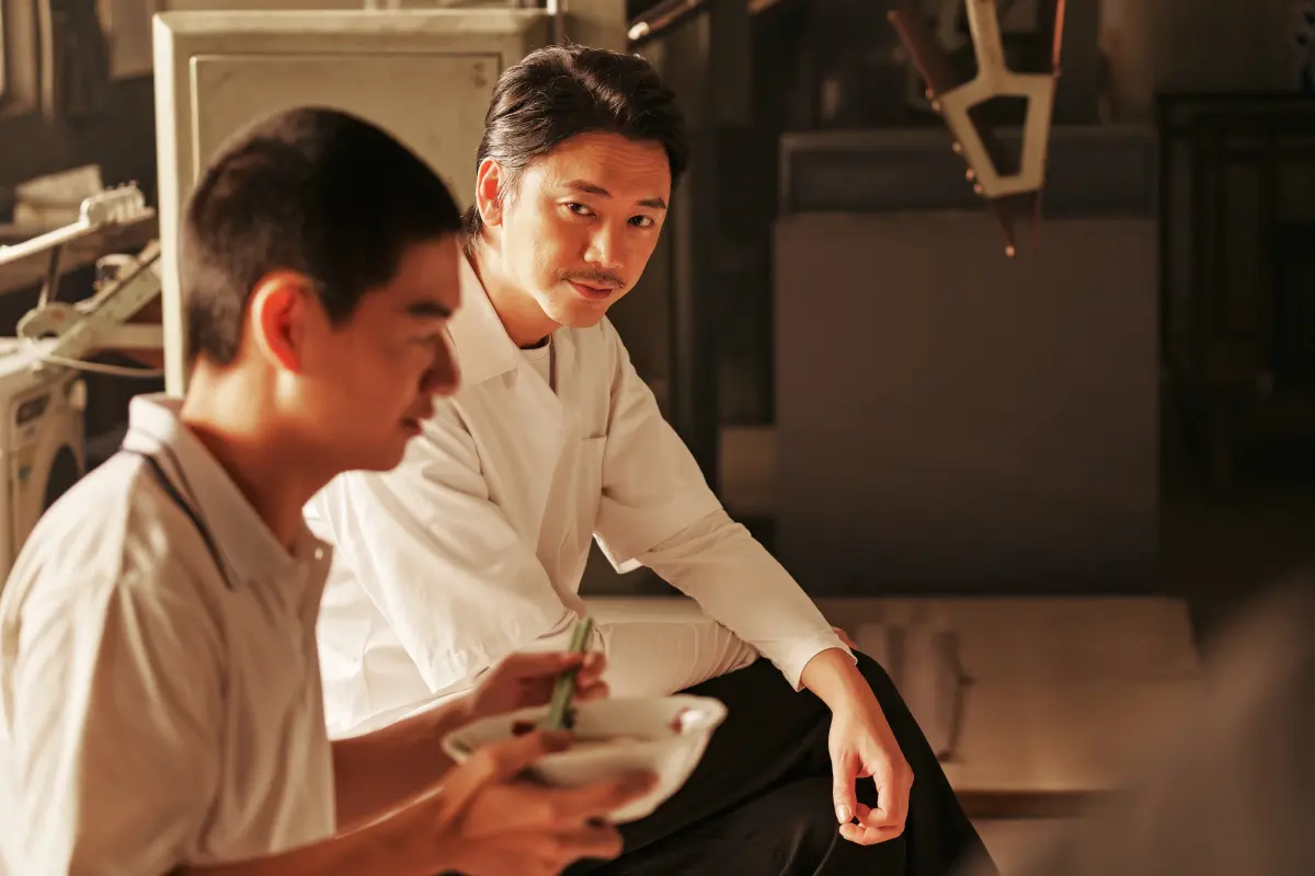 ▲歌手信（右）在《美食無間》客串殺手，解開王柏傑角色的身世之謎。（圖／發起日影視提供）