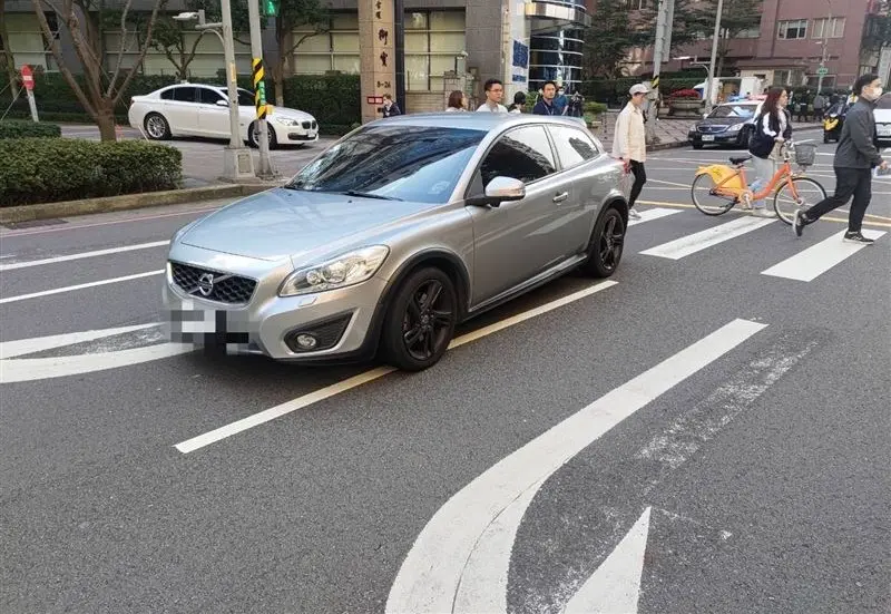 ▲李女開車闖紅燈撞上一名行人。（圖／翻攝畫面）