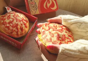 必勝客又在玩食物！「掌上型夏威夷披薩」99元　跨年必備暖暖包
