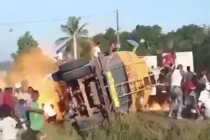 賴比瑞亞油罐車翻覆爆炸！至少40死　目擊者：搶油民眾持鐵棍敲打
