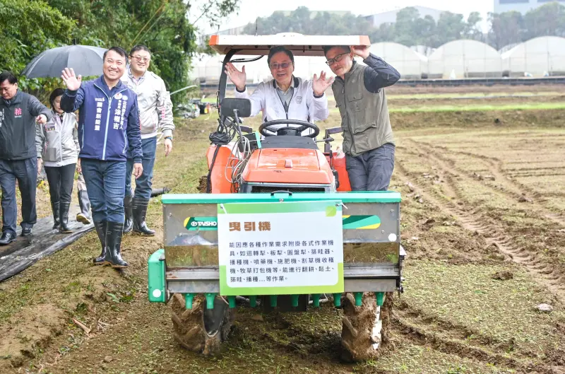 ▲張善政現場試乘導入即時動態定位技術（RTK）的自動導航曳引機。（圖／桃園市政府提供）