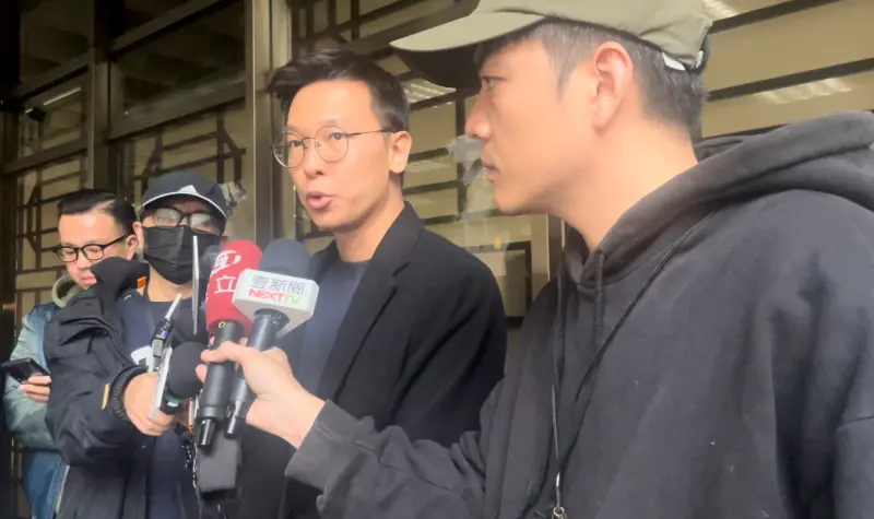 ▲前民進黨副秘書長林飛帆向台北地院遞狀,對立委王鴻薇提起自訴誹謗案(圖/記者潘千詩攝,2023.12.28)