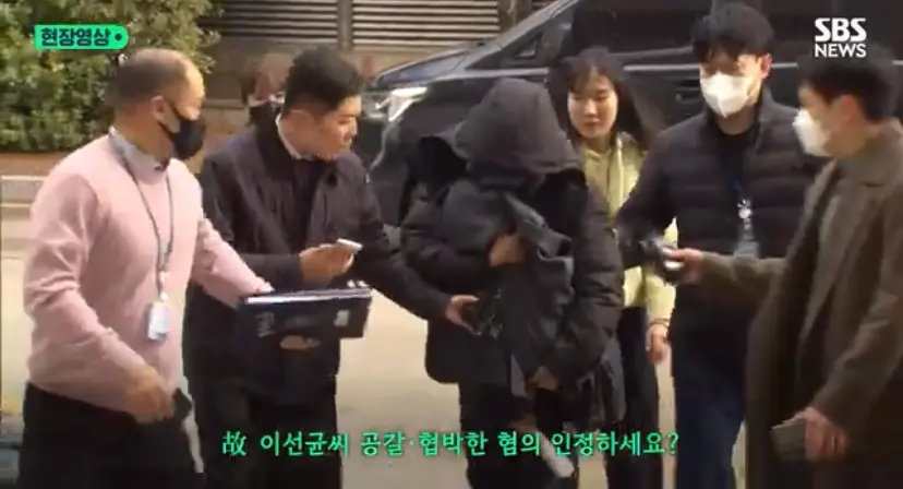 ▲涉嫌勒索李善均5000萬韓元的酒店妹（中），抱娃現身法庭，挨轟博取同情。（圖／翻攝SBS NEWS YouTube）