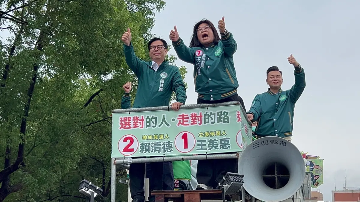 ▲陳其邁陪同王美惠車掃。（圖／賴蕭配高雄市競選總部提供）