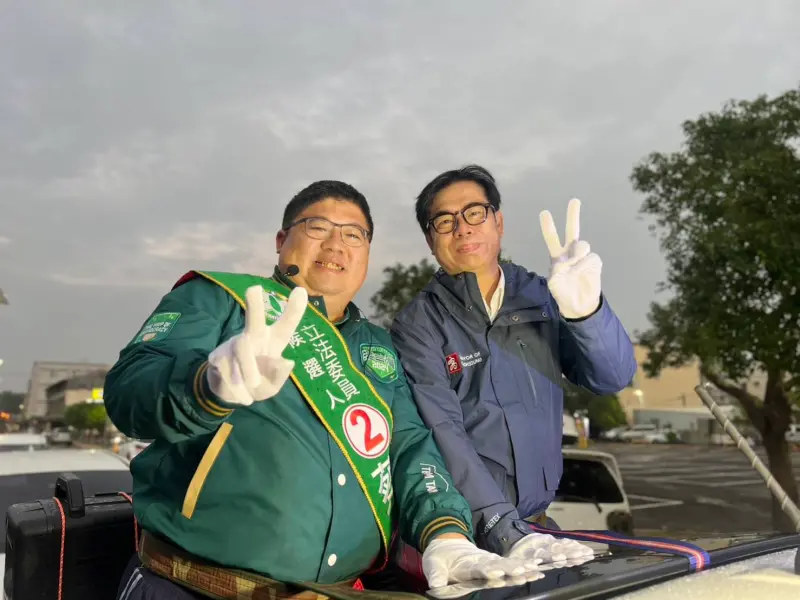 ▲陳其邁陪同蔡易餘車掃。(圖/賴蕭配高雄市競選總部提供)