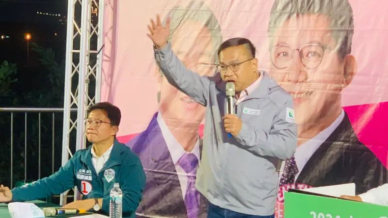 ▲王義川回到台中為張廖萬堅助講,一上台便慷慨激昂,左踢右砍。(圖/記者顏幸如攝,2023.12.28)
