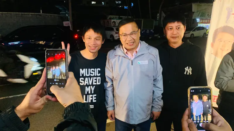 ▲下了台的王義川,和粉絲合照表情馬上變得靦腆。(圖/記者顏幸如攝,2023.12.28)