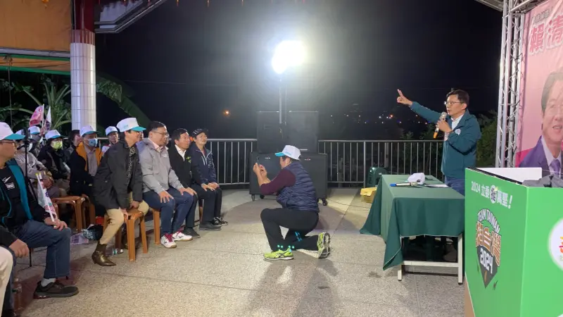 ▲王義川才剛到場,「川粉」無視張廖萬堅還在講,迫不及待衝到最前面拍照。(圖/記者顏幸如攝,2023.12.28)